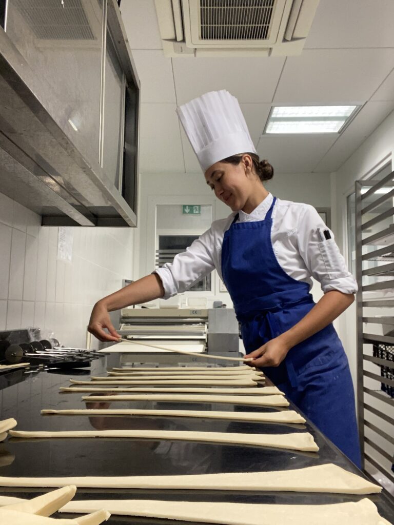 La lucru într-un laborator de patiserie